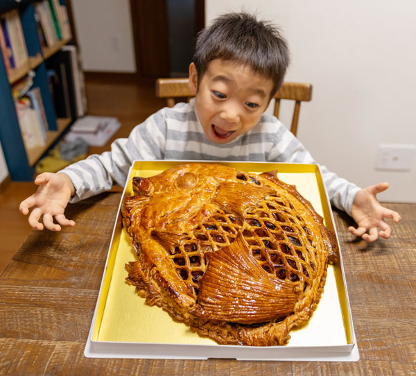 巨大な天晴れ鯛アップルパイ