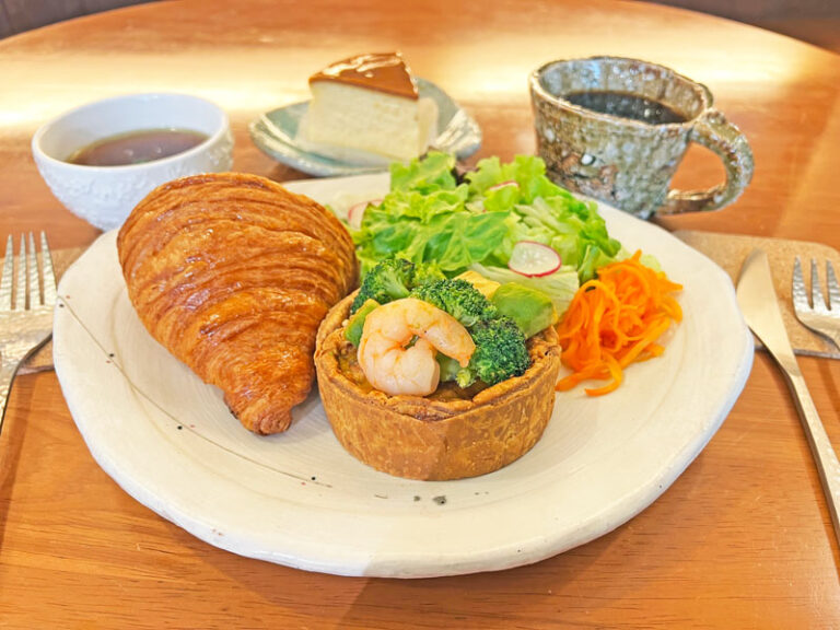 キッシュランチ
フランスのキッシュに欠かせないグリエールチーズと、とろけるクリームチーズの"ダブルチーズ"仕立て。ぷりぷりの海老と濃厚なアボカドを、パティシエが焼き上げるサクサクのパイ生地に閉じ込めました。